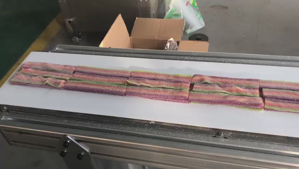 Demonstration of the KL-450XDSF horizontal flow wrapping machine packaging biscuits and bread products at 5–20 meters per minute. Features three-servo motor PLC control, fiber optic automatic sensing, and photoelectric color mark tracking for precise sealing. Suitable for food, bakery, confectionery, and light industrial packaging applications.