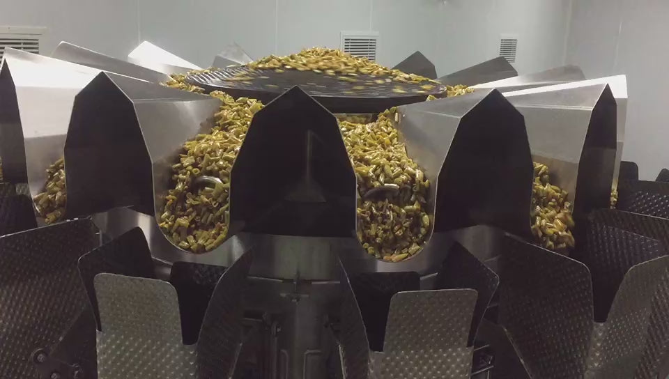 Shows the 60-degree discharge chute with checkered plate material enabling smooth flow of super-sticky marinated ingredients, followed by IP65 waterproof washdown cleaning of 304 stainless steel contact surfaces. Demonstrates food-grade sanitation compliance for pickle and wet condiment packaging environments.