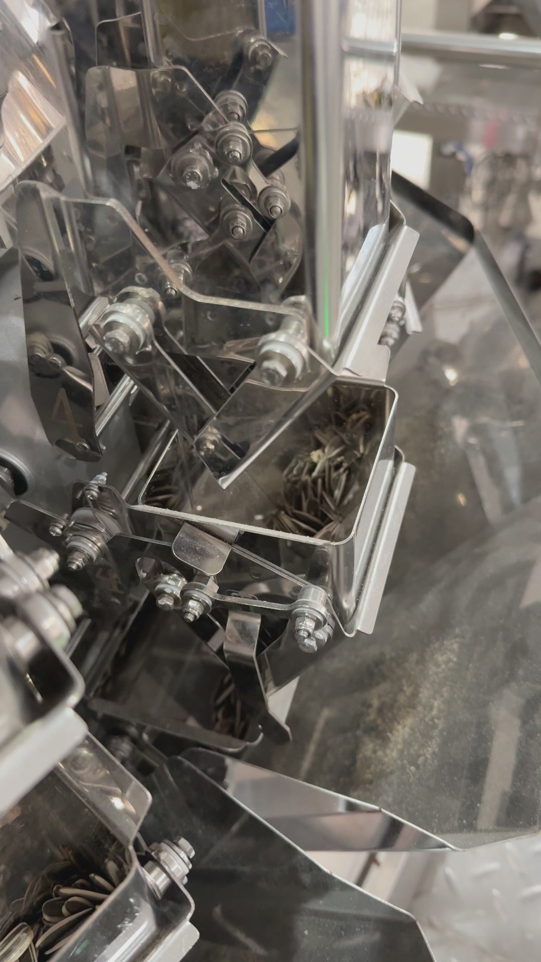Muti-head weigher with reinforced frame and dimple plate option for small hardware and plastic component weighing