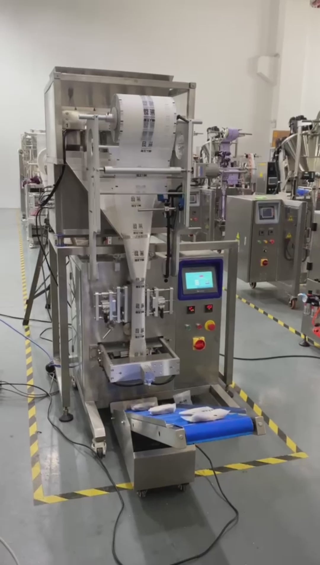 This video demonstrates the KB-AX6 six-head linear weighing scale in operation, 
showcasing automatic granule dosing at up to 54 bags per minute with X(1) 
accuracy class across a 50–3000g weighing range. The demonstration highlights 
the stepless vibratory feeder amplitude adjustment, dual-material weighing 
capability, and food-grade stainless steel bucket construction. Suitable for 
sugar, salt, rice, coffee beans, sesame seeds,  MSG in food processing.