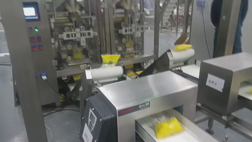 Twin VFFS back seal packaging machine demonstration — 
serrated jaw sealing, medium bag and dumpling format, 
dual-lane output, suitable for food and frozen product packaging lines.
