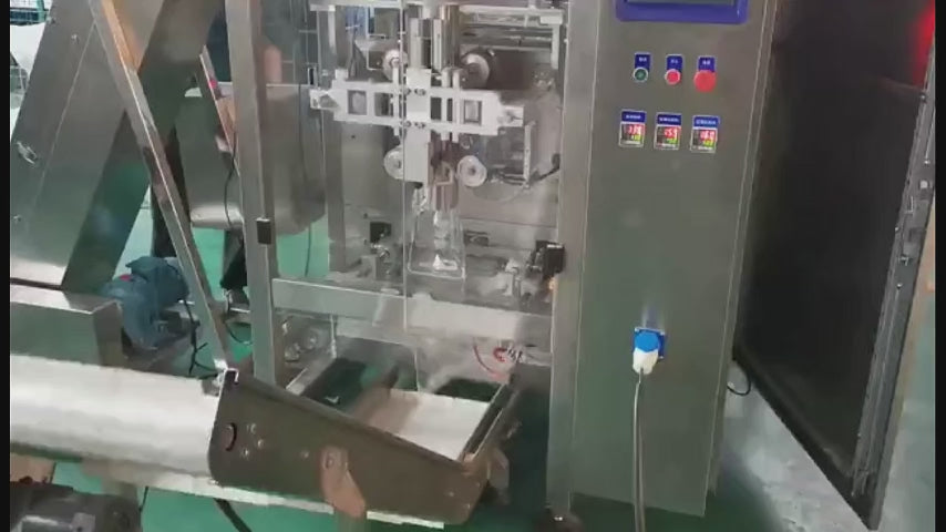 KL-520 vertical form-fill-seal machine running demonstration — 30–80 bags/min, PLC servo control, automatic filling, sealing and counting for granule, powder and food packaging lines. Medium bag potato chips, serrated, back seal, KL520 coding, labeling, vertical packaging machine.