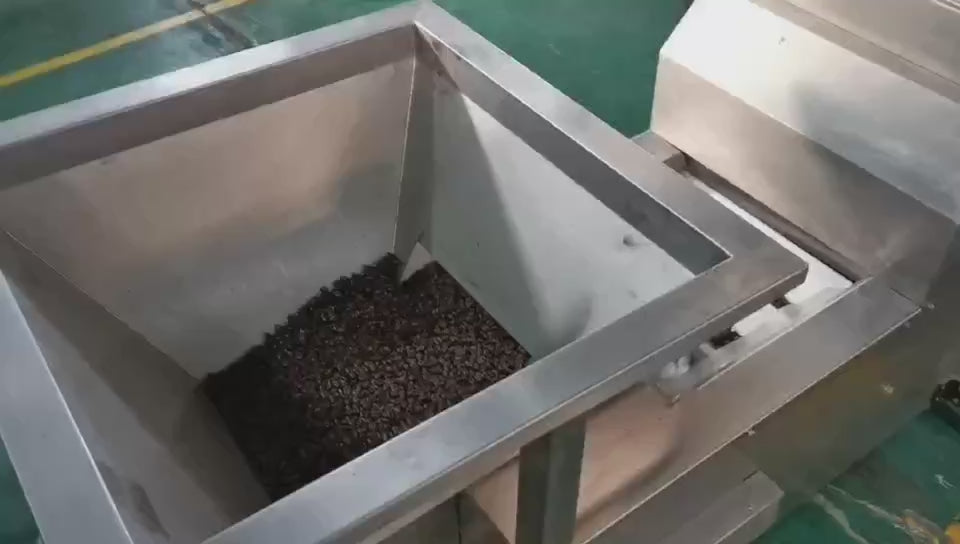KL320 vertical form fill seal machine packaging coffee beans with back-seal zipper bag and servo-driven film feeding system.