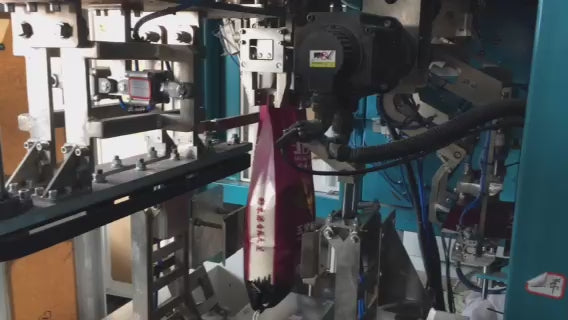 Demonstration of fully automatic granule weighing production line in operation. Features PLC-controlled bag feeding system, high-precision metering, and continuous packaging process at 200 bags per hour. Suitable for rice, wheat, sugar, chemical fertilizer granules, and plastic granules in food, chemical, and industrial applications.
