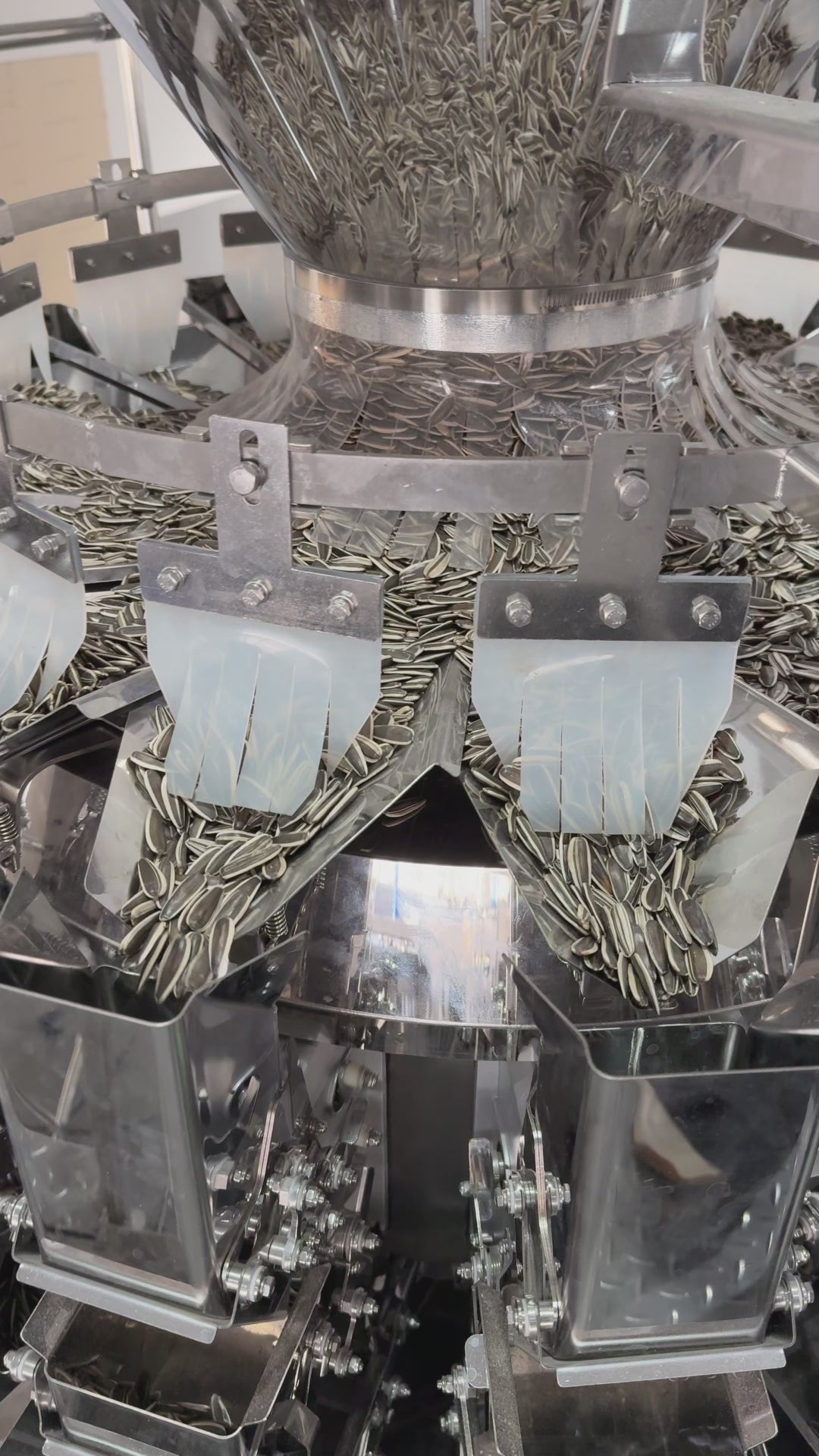 16-head combination weigher three-layer memory hopper structure achieving X(0.5) accuracy class